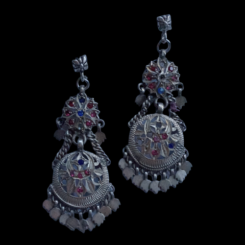Pendientes antiguos de India hechos a mano con plata. Longitud 7´5 cm Peso 18 g. Old silver earrings from India. Lula Máiz