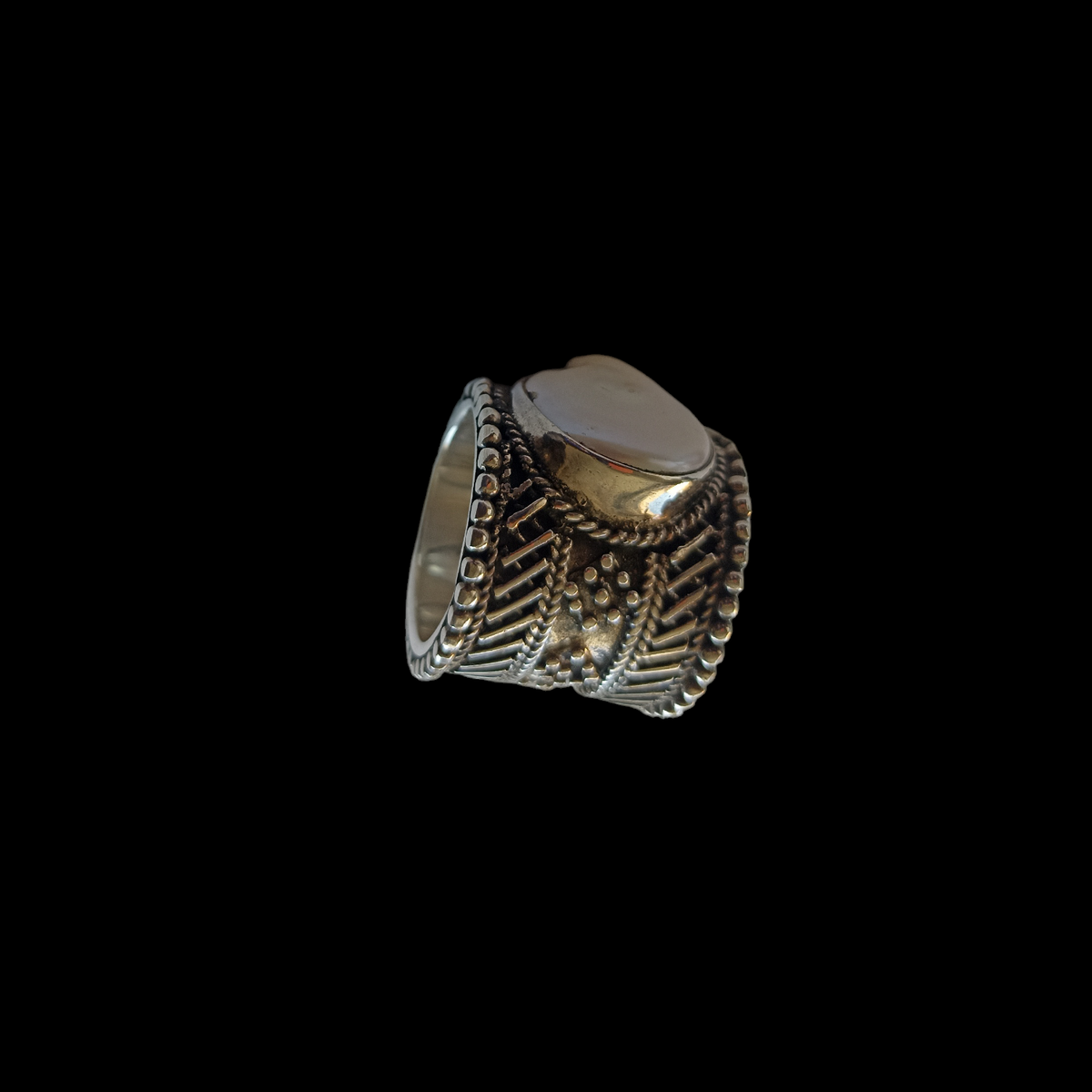 Anillo artesanal hecho a mano con plata de ley y perla barroca. Tamaño 17 Ancho 2 cm Peso 30 g Ring with baroque pearl. Lula Máiz