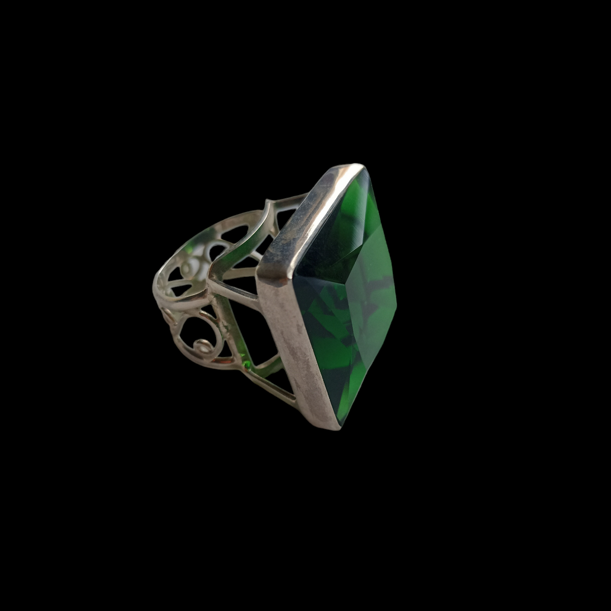 Golden ring with green obsidian