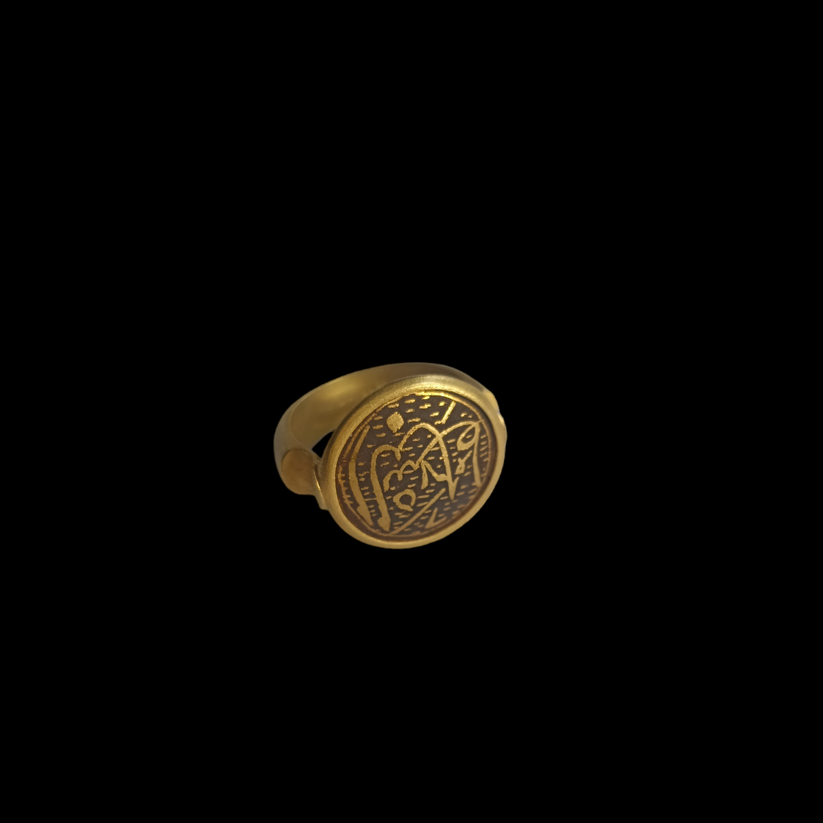 Anillo artesanal hecho a mano con oro y pieza antigua de Irán. Tamaño 16 Peso 6 g. Gold ring with old bead from Iran. Lula Máiz