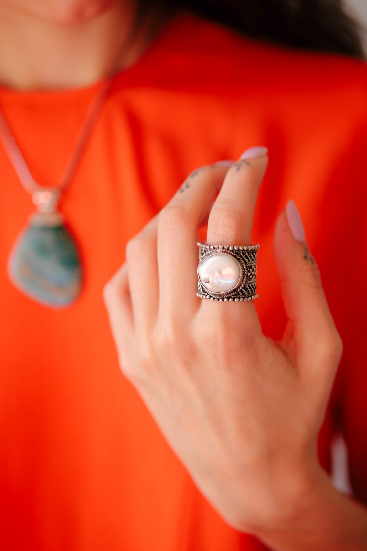 Anillo artesanal hecho a mano con plata de ley y perla barroca. Tamaño 17 Ancho 2 cm Peso 30 g Ring with baroque pearl. Lula Máiz
