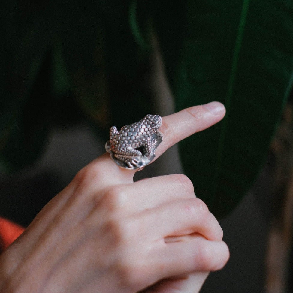 Anillo artesanal hecho a mano con plata de ley y forma de rana sobre una hoja. Tamaño 15 / 22 Peso 25 g. Handcrafted silver ring. Frog rings. Lula Máiz