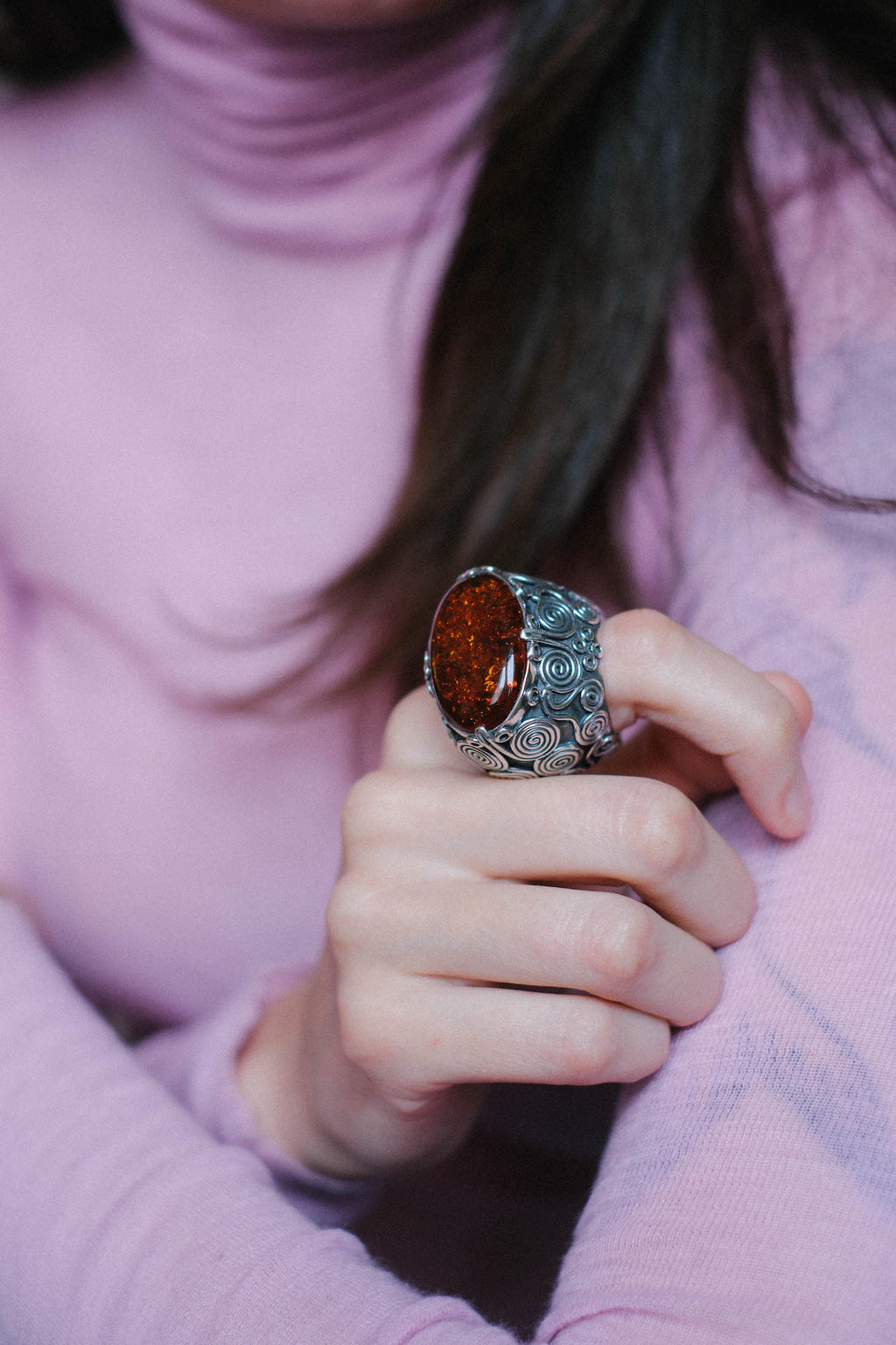 Anillo artesanal XL hecho a mano con plata de ley, gran cabujón de ámbar natural del Báltico  y diseño de la comunidad uigur de Kashgar,  importante centro de la ruta de la seda. Tamaño 20 Peso  42 g. Chunky silver ring. XL silver rings with amber. Lula Máiz