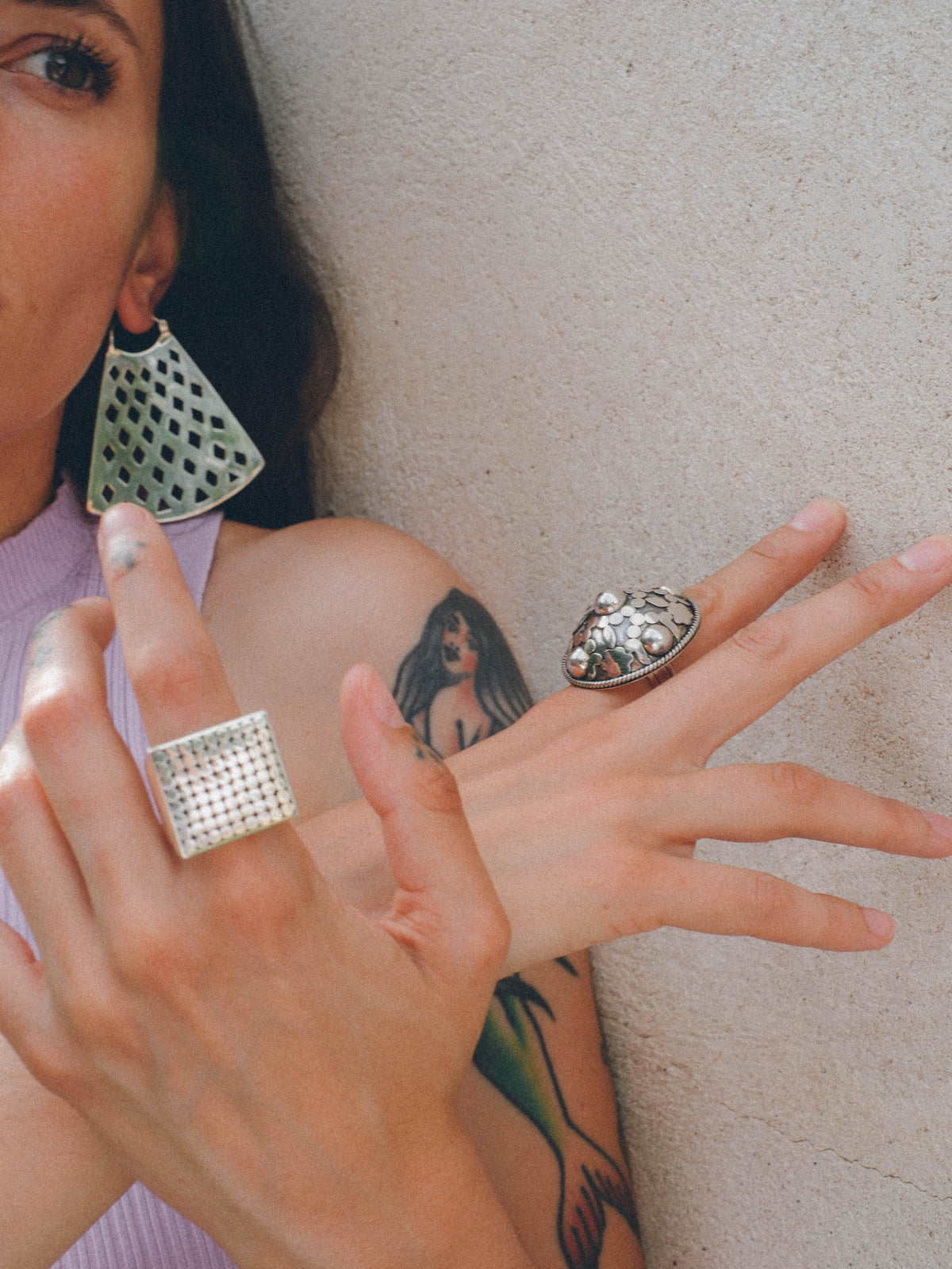 Anillo artesanal hecho a mano con plata de ley y diseño contemporáneo. Tamaño 15 Peso  19 g. Handcrafted silver ring. Square silver ring. Lula Máiz