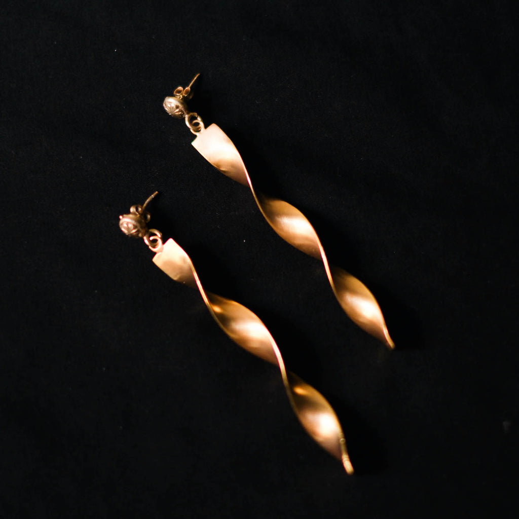 Pendientes artesanales hechos a mano con plata de ley y baño de oro mateado. Longitud 9 cm Peso 9 g. Hand made silver earrings. Lula Máiz