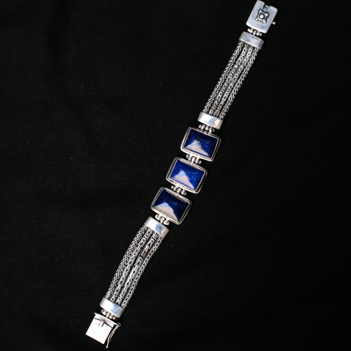 Pulsera artesanal hecha a mano con cadenas de plata,  lapislázuli y cierre de caja en plata de ley. Longitud 18 cm Ancho 2 cm. Peso 42 g. Flexible silver bracelet. Lapislazuli bracelet. Lula Máiz