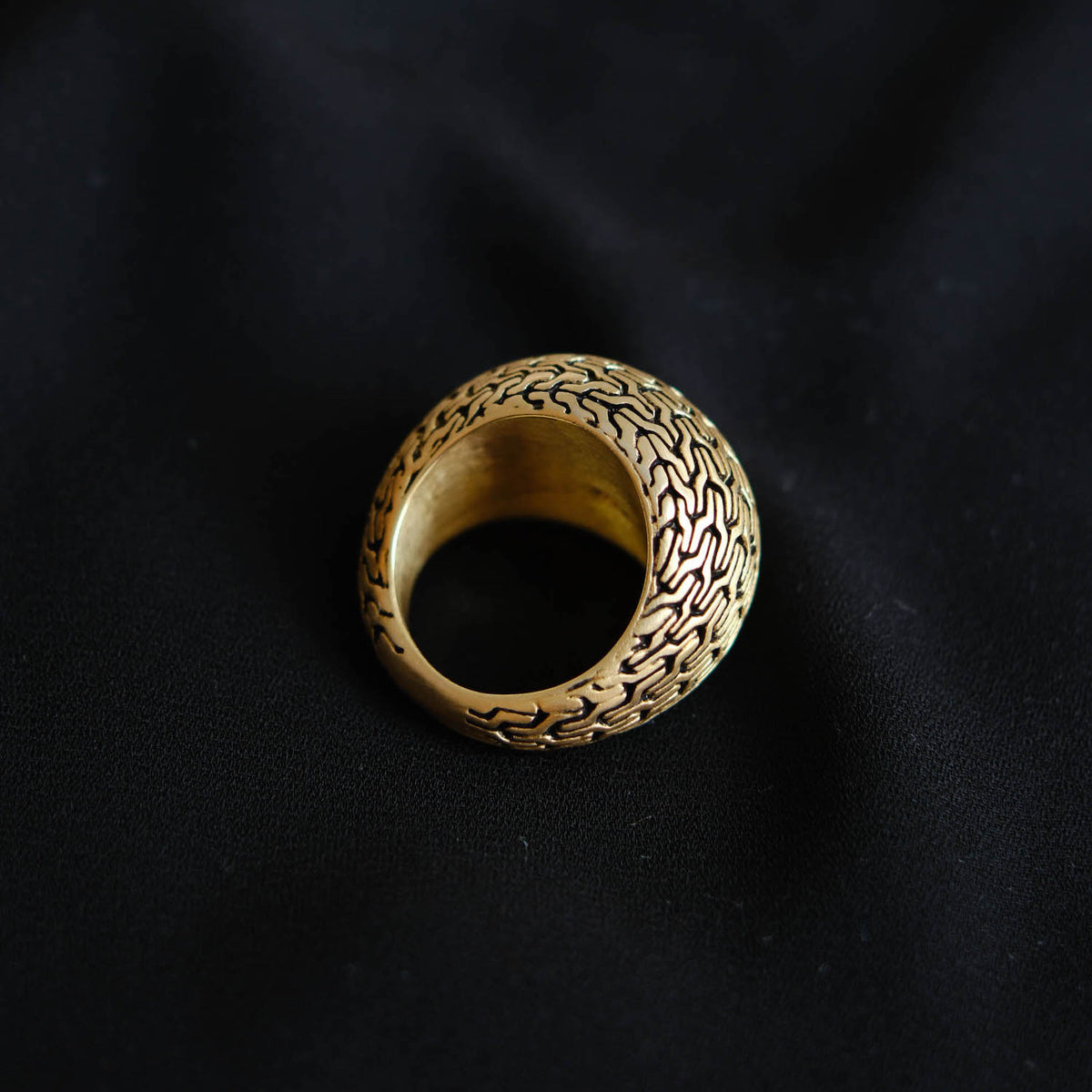 Anillo artesanal hecho a mano con plata de ley y baño de oro mateado. Tamaño 15 Peso 18 g. Handcrafted silver ring. Solid silver ring. Gold plated silver ring. 