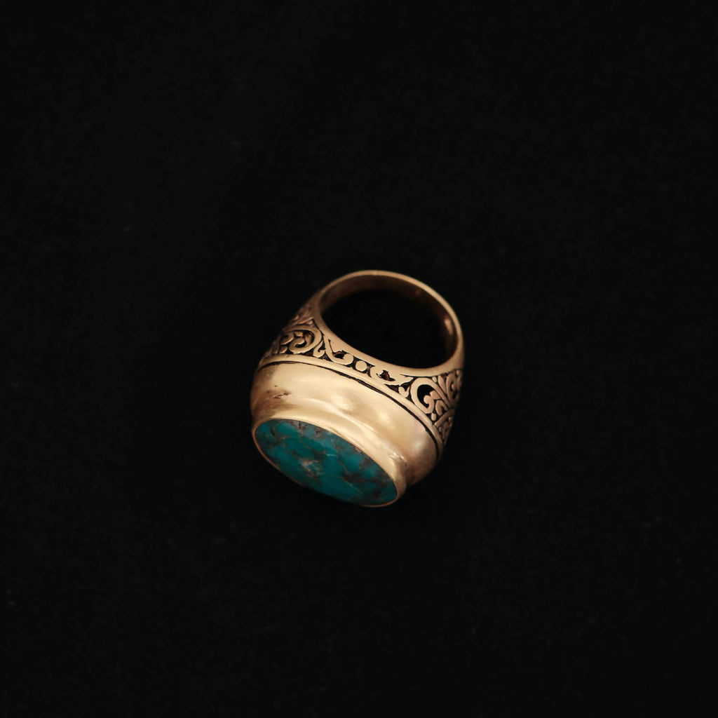 Anillo artesanal hecho a mano con plata de ley, baño de oro mateado y turquesa. Tamaño 15 Peso 12 g.Handcrafted silver ring. Ring with turquoise. Lula Máiz