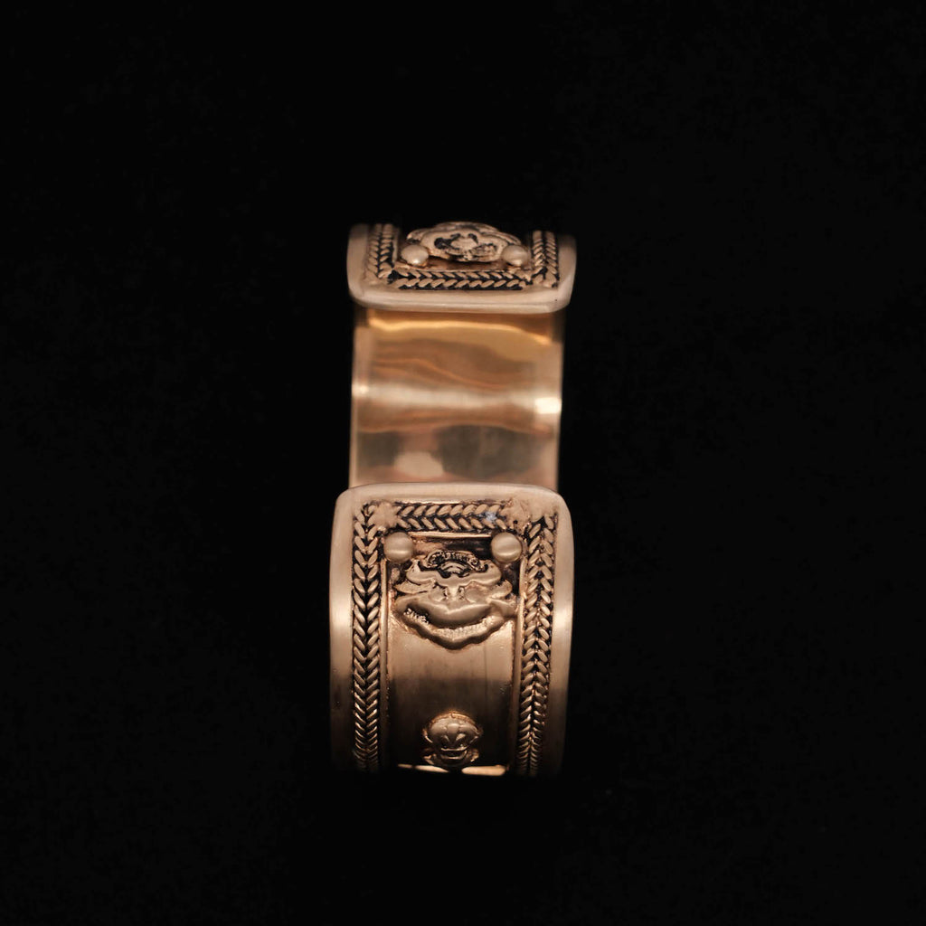 Pulsera artesanal hecha a mano con plata de ley y baño de oro mateado. Tamaño ajustable Peso 65 g.Bracelet with Om. Gold plated silver bracelet. Lula Máiz