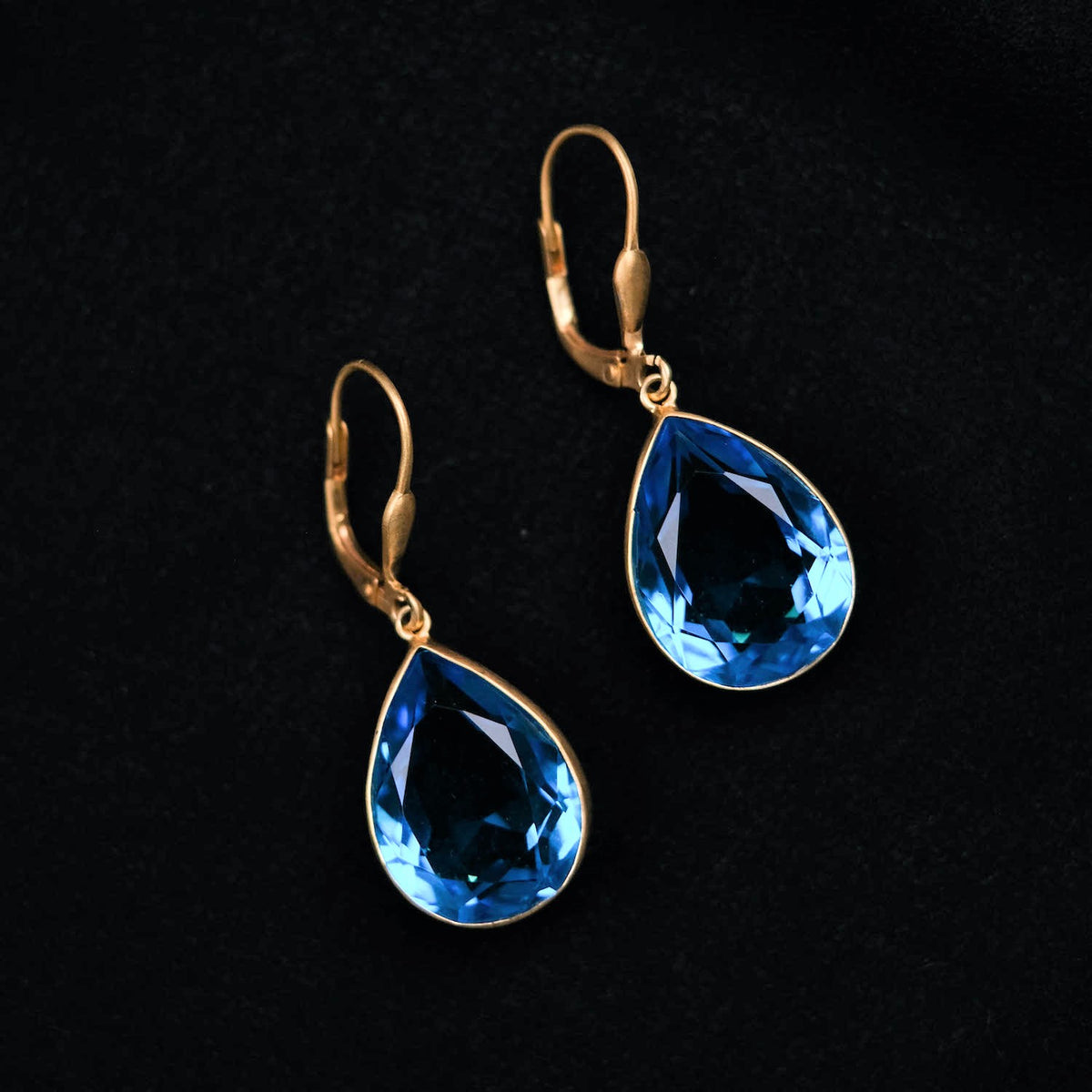 Pendientes artesanales hechos a mano en plata de ley y obsidiana azul facetada. Longitud 4´5 cm Peso 11 g. Blue earrings. Gold plated silver earrings. Lula Máiz