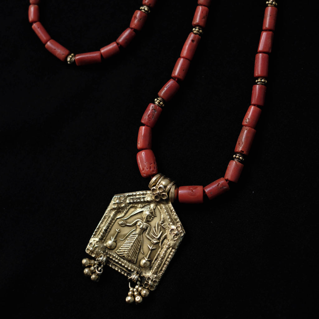 Collar con antiguo amuleto de plata dorada representando a una diosa hindú, engarzado con coral, piezas de plata dorada y cierre contemporáneo.&nbsp; Pieza única, diseñada por Lula Máiz. Longitud 52 cm. Peso 45 g. Collar de coral. Collar con amuleto antiguo. By Lula Máiz.