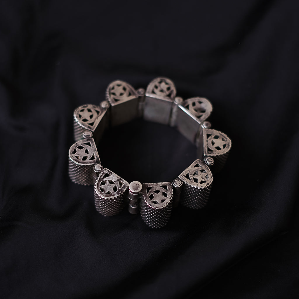 Pulsera flexible hecha a mano en plata . Longitud 18´5 cm Peso 95 g.