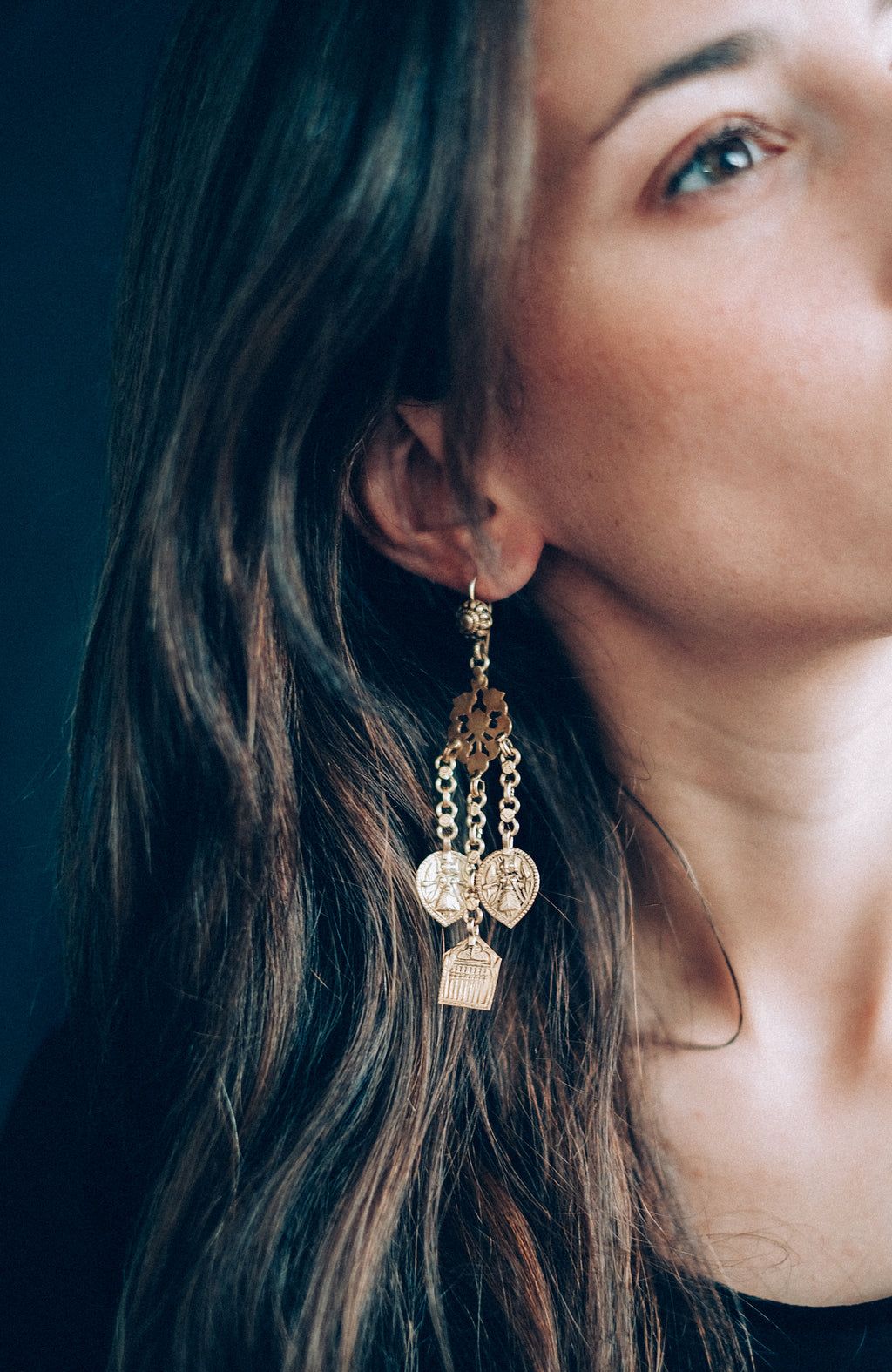 Pendientes de plata con baño de oro y amuletos con dioses tribales de India. Longitud 9´5 cm. Peso 16 g. joyas artesanales. Ethnic silver earrings. Handcrafted jewelry. 