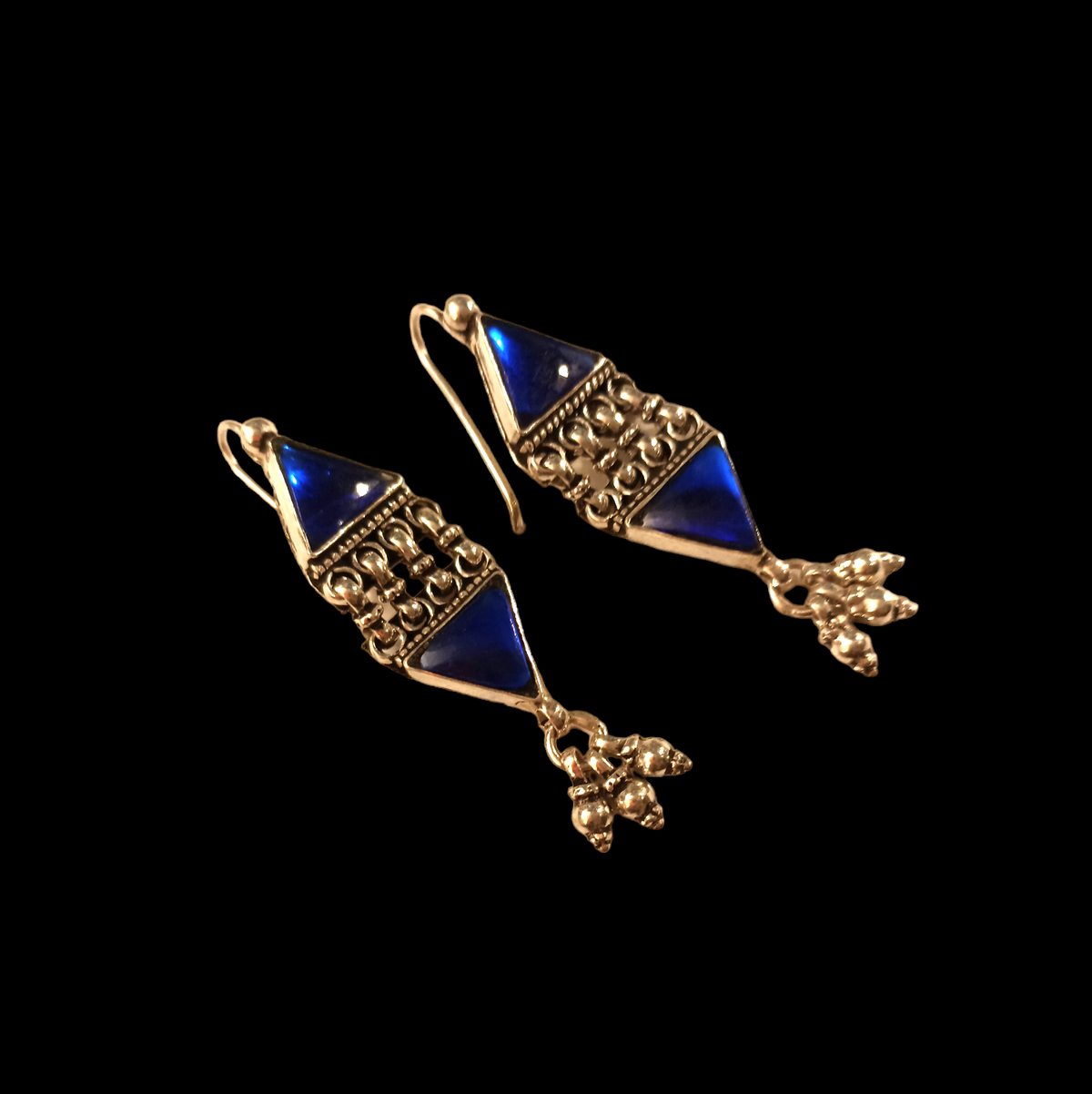 Pendientes étnicos artesanales hechos a mano con plata y vidrio azul. Longitud 5´5 cm Peso  17 g. Ethnic earrings with blue glass and silver. Lula Máiz