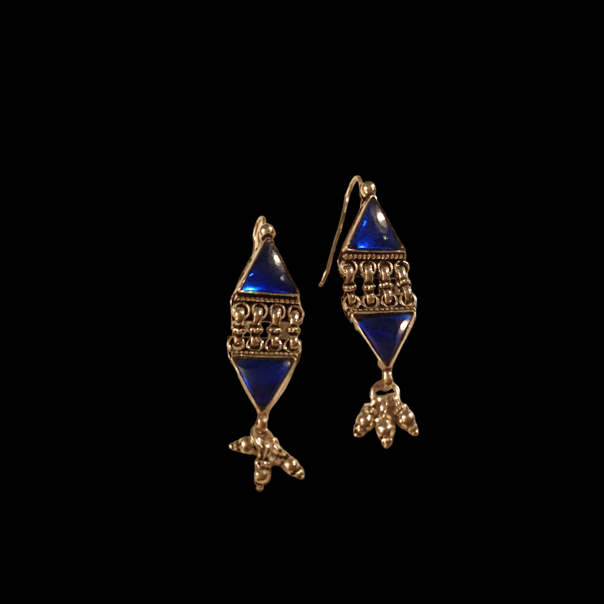 Pendientes étnicos artesanales hechos a mano con plata y vidrio azul. Longitud 5´5 cm Peso  17 g. Ethnic earrings with blue glass and silver. Lula Máiz