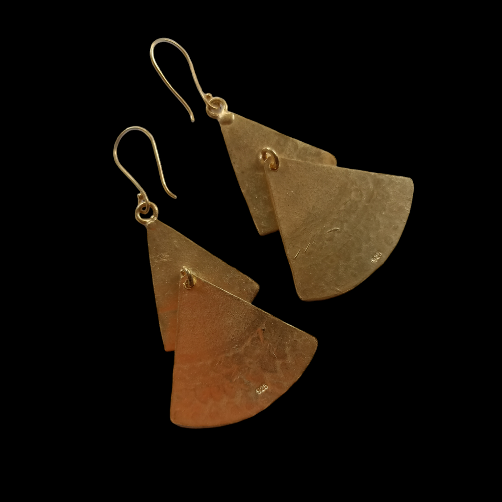 Pendientes artesanales hechos a mano con plata de ley y baño de oro mateado. Medidas  6 cm x 3 cm Peso 13 g. Hand made silver earrings. Lula Máiz