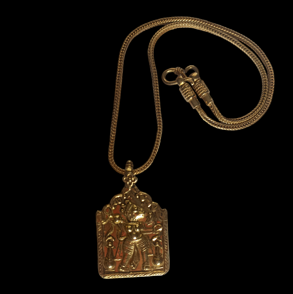 Colgante amuleto artesanal hecho a mano con plata y baño de oro, representando al dios hindú Hanuman. La cadena también esta hecha a mano con plata y baño de oro. Longitud cadena  44 cm  Colgante 5 cm x 3 cm Peso  28 g. Hanuman pendant. Lula Máiz