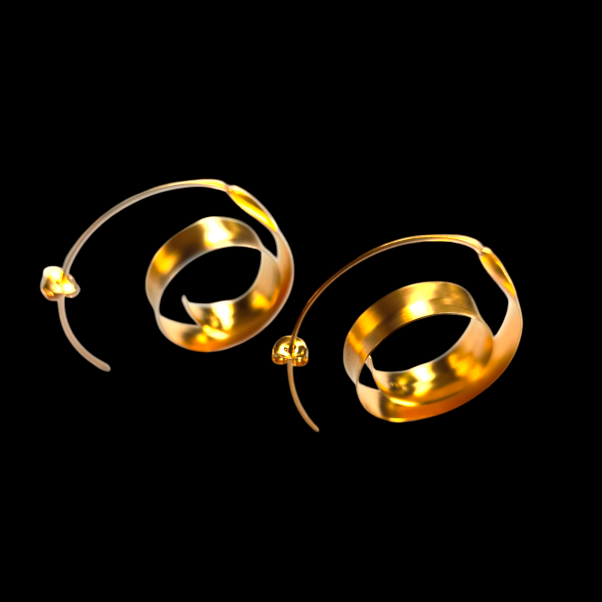 Pendientes artesanales hechos a mano con plata de ley y baño de oro mateado, en forma de espiral. Diámetro máximo 37 mm Peso 8 gr Haandcrafted gold plated silver earrings in the shape of spiral. Lula Máiz