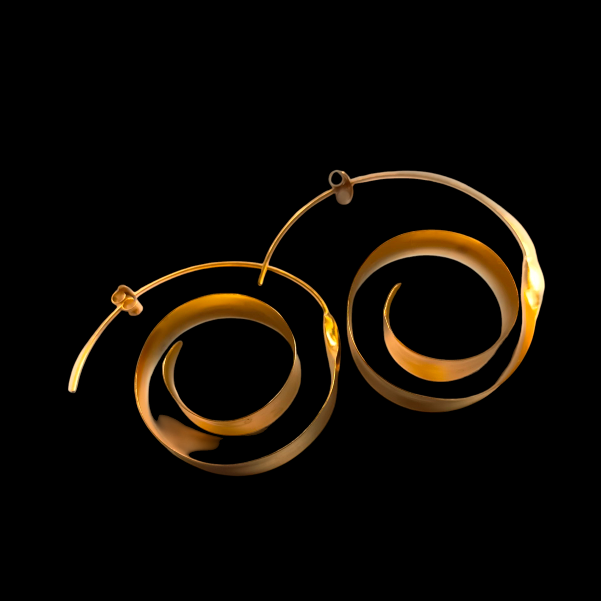 Pendientes artesanales hechos a mano con plata de ley y baño de oro mateado, en forma de espiral. Diámetro máximo 37 mm Peso 8 gr Haandcrafted gold plated silver earrings in the shape of spiral. Lula Máiz