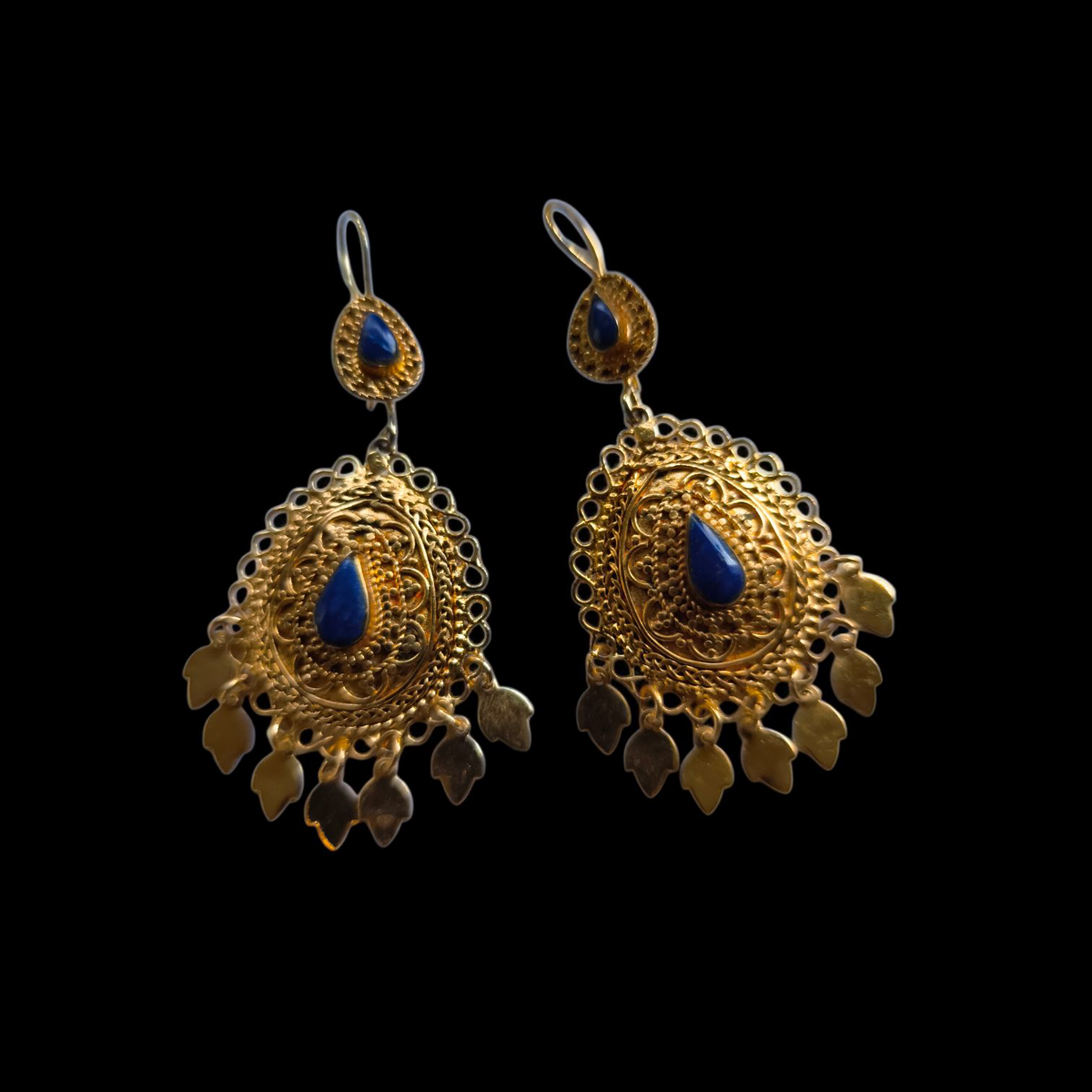 Pendientes artesanales hechos a mano con aleación de plata, baño de oro y lapislázuli. Longitud 7,5 cm Ancho máximo 3 cm Peso 17 g  Ethnic earrings with lapislazuli. Lula Máiz