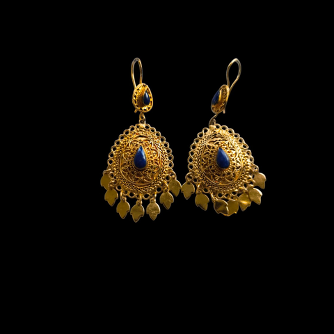 Pendientes artesanales hechos a mano con aleación de plata, baño de oro y lapislázuli. Longitud 7,5 cm Ancho máximo 3 cm Peso 17 g  Ethnic earrings with lapislazuli. Lula Máiz