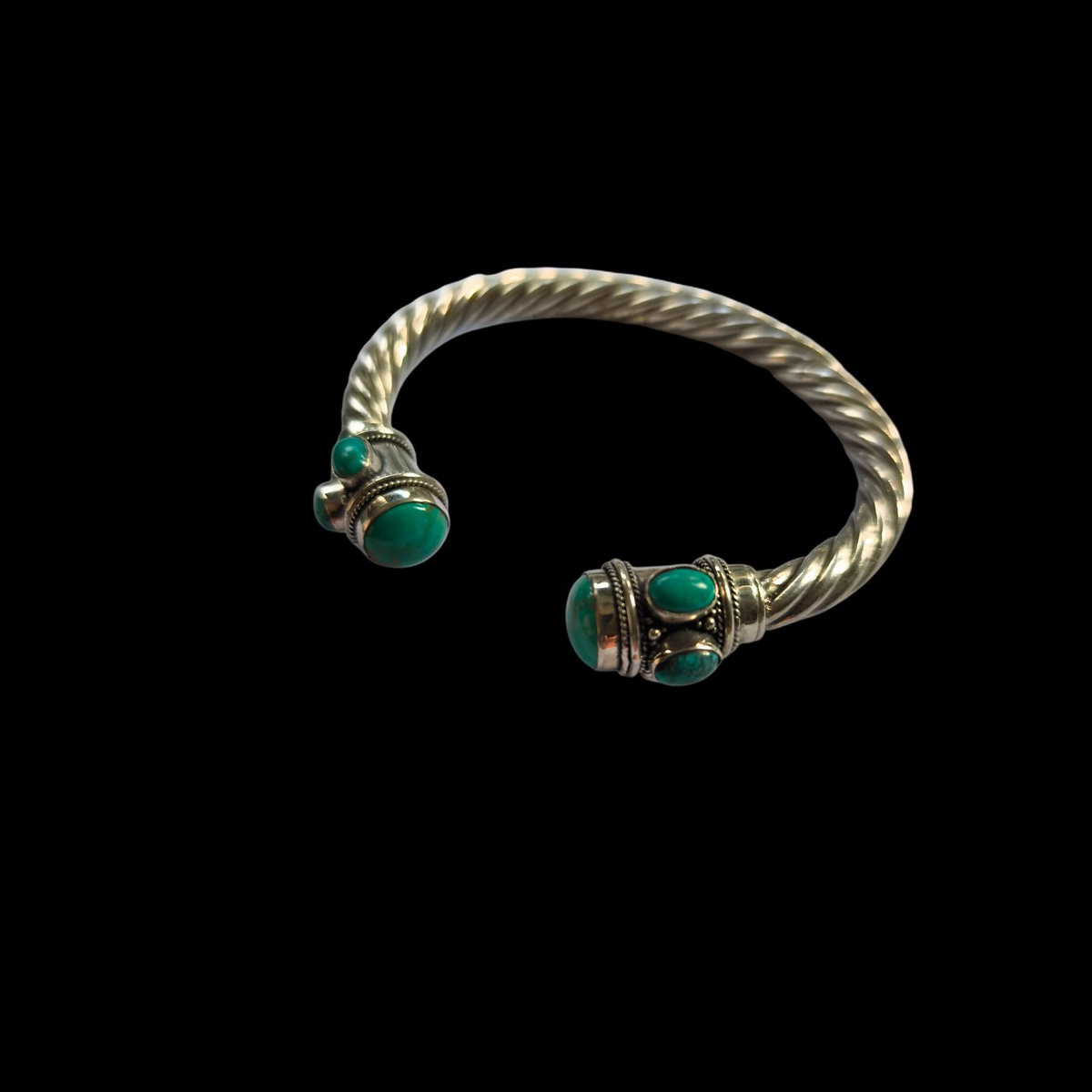 Pulsera artesanal hecha a mano con plata de ley y 8 turquesas. Contorno 22 cm ( se puede ajustar ) Peso 31 g Bracelet hand made with sterling silver and turquoise. Lula Máiz