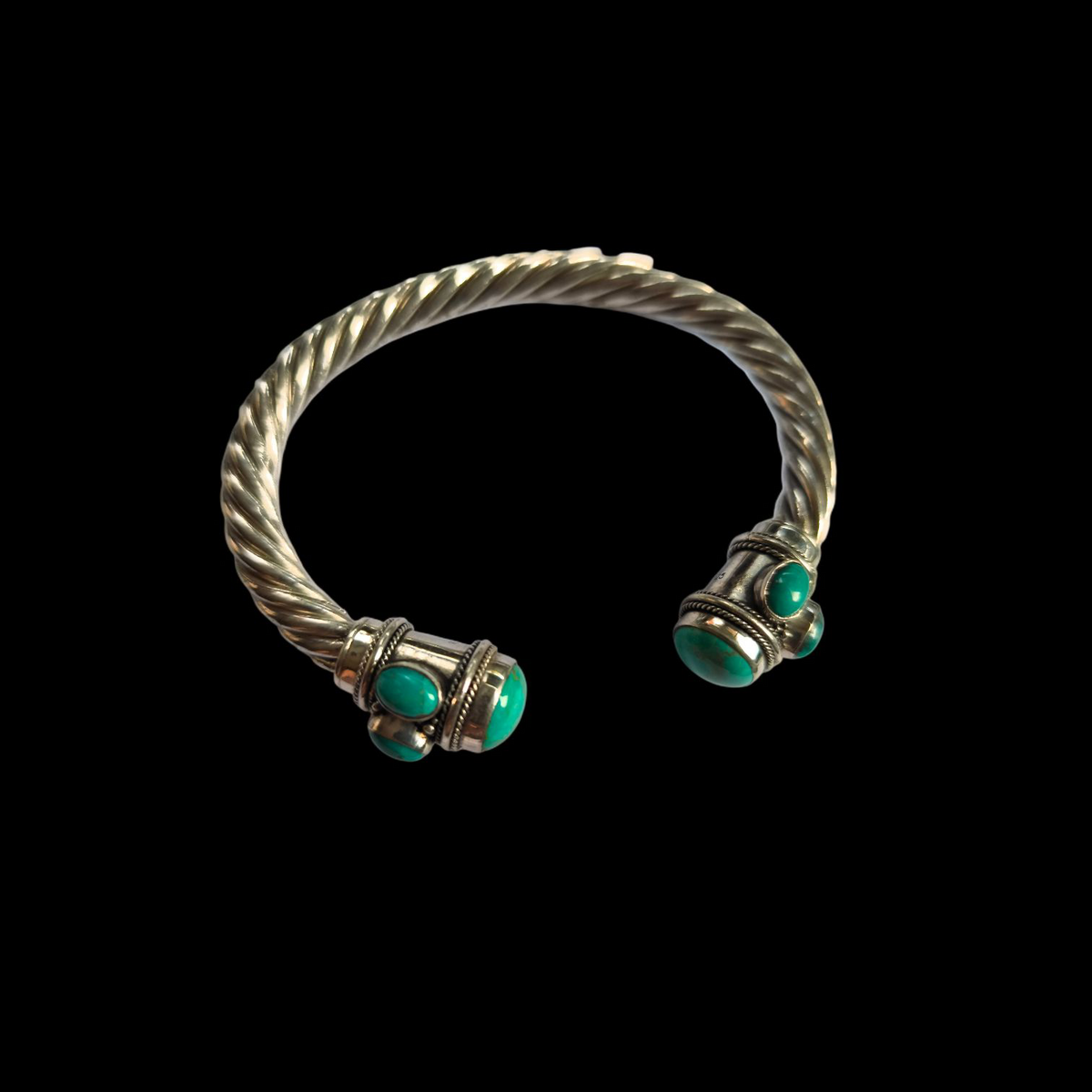 Pulsera artesanal hecha a mano con plata de ley y 8 turquesas. Contorno 22 cm ( se puede ajustar ) Peso 31 g Bracelet hand made with sterling silver and turquoise. Lula Máiz