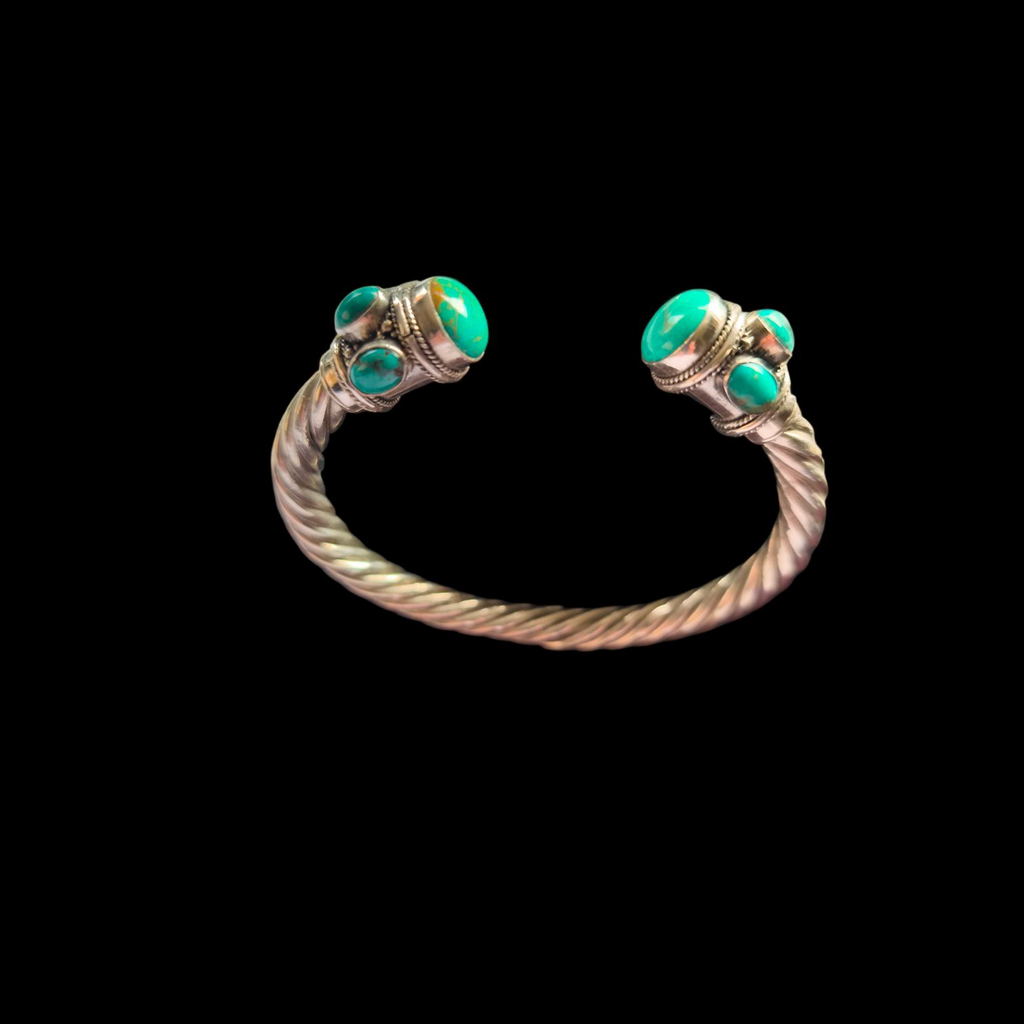 Pulsera artesanal hecha a mano con plata de ley y 8 turquesas. Contorno 22 cm ( se puede ajustar ) Peso 31 g Bracelet hand made with sterling silver and turquoise. Lula Máiz