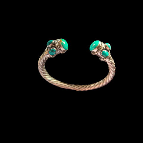 Pulsera artesanal hecha a mano con plata de ley y 8 turquesas. Contorno 22 cm ( se puede ajustar ) Peso 31 g Bracelet hand made with sterling silver and turquoise. Lula Máiz