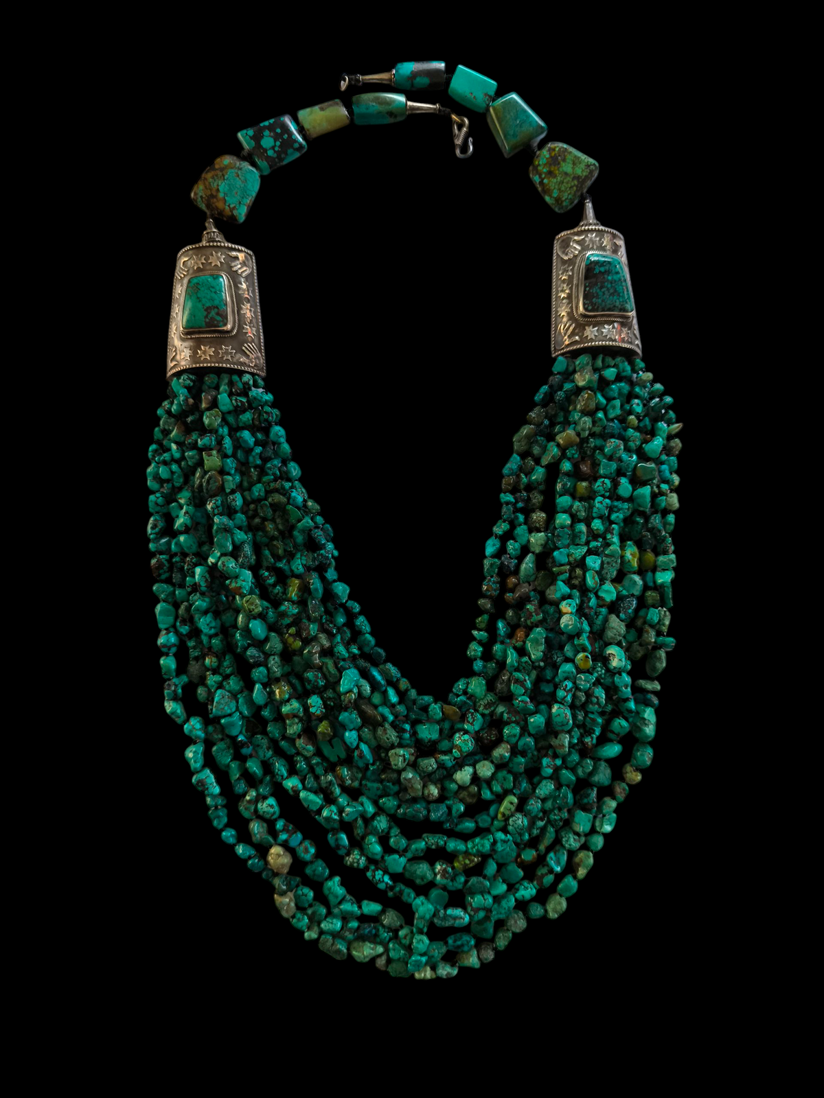 Collar tibetano con 15 vueltas de turquesas, 2 piezas artesanales hechas a mano con plata de ley y turquesas y 8 grandes turquesas tibetanas en la parte posterior. La turquesa es considerada por los tibetanos como un amuleto protector y sanador, que aleja el mal de ojo y las energías perjudiciales. Longitud máxima 110 cm / mínima 75 cm Peso 620 g Tibetan necklace with turquoise and silver. Lula Máiz