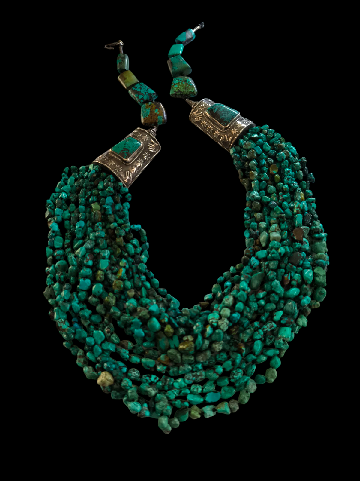 Collar tibetano con 15 vueltas de turquesas, 2 piezas artesanales hechas a mano con plata de ley y turquesas y 8 grandes turquesas tibetanas en la parte posterior. La turquesa es considerada por los tibetanos como un amuleto protector y sanador, que aleja el mal de ojo y las energías perjudiciales. Longitud máxima 110 cm / mínima 75 cm Peso 620 g Tibetan necklace with turquoise and silver. Lula Máiz