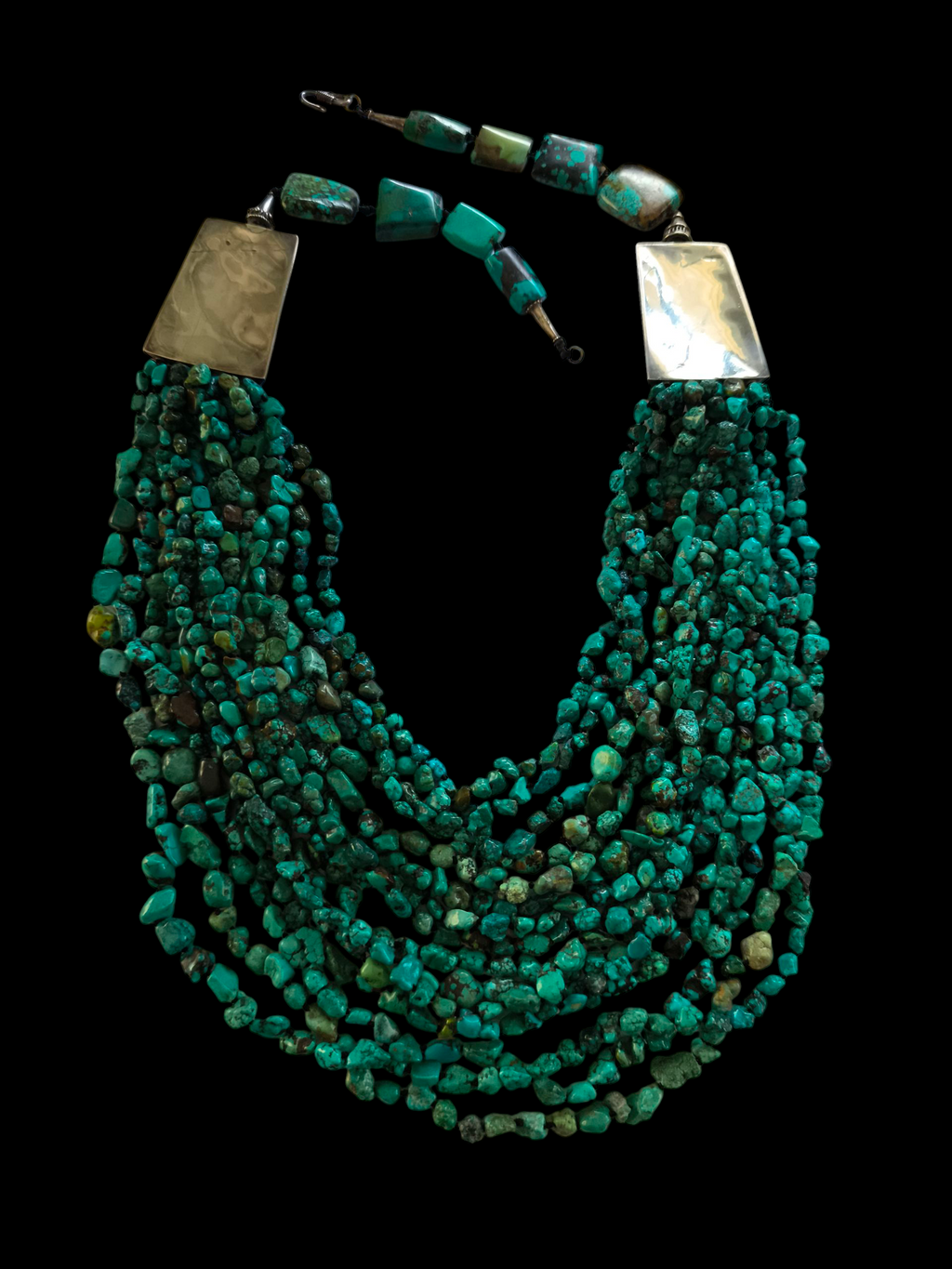 Collar tibetano con 15 vueltas de turquesas, 2 piezas artesanales hechas a mano con plata de ley y turquesas y 8 grandes turquesas tibetanas en la parte posterior. La turquesa es considerada por los tibetanos como un amuleto protector y sanador, que aleja el mal de ojo y las energías perjudiciales. Longitud máxima 110 cm / mínima 75 cm Peso 620 g Tibetan necklace with turquoise and silver. Lula Máiz