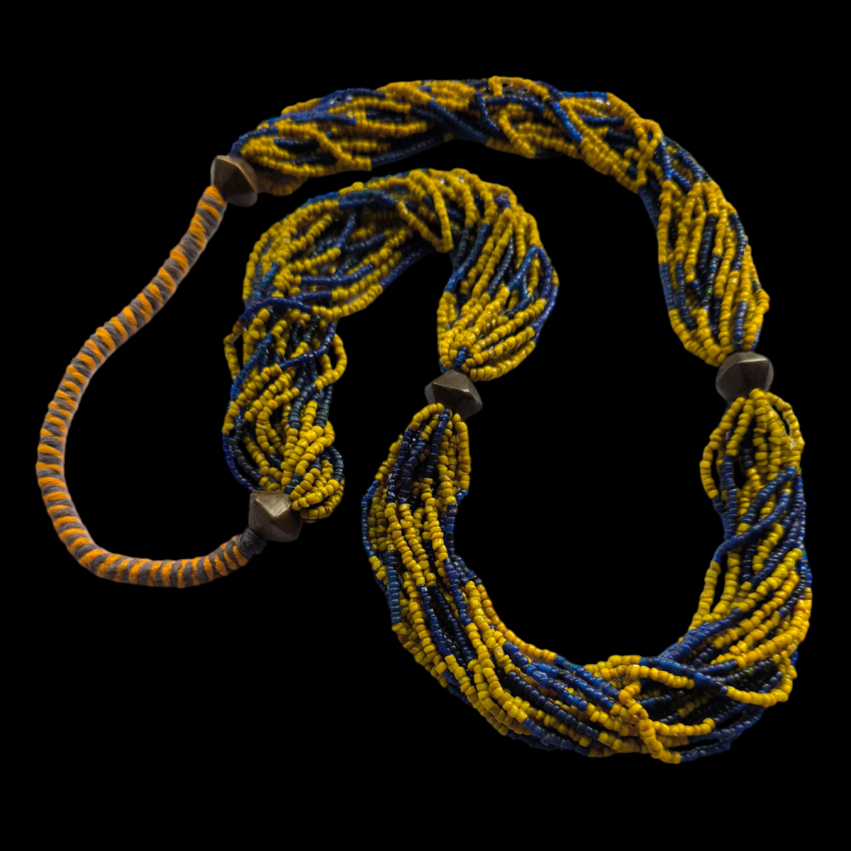 Collar antiguo de la etnia Bonda en Odisha, uno de los grupos étnicos mas antiguos de India. Consta de 16 vueltas de cuentas de vidrio ( probablemente venecianas ) y cuatro piezas de bronce. Longitud 50 cm Peso 250 g Antique tribal necklace from Odisha. Lula Máiz