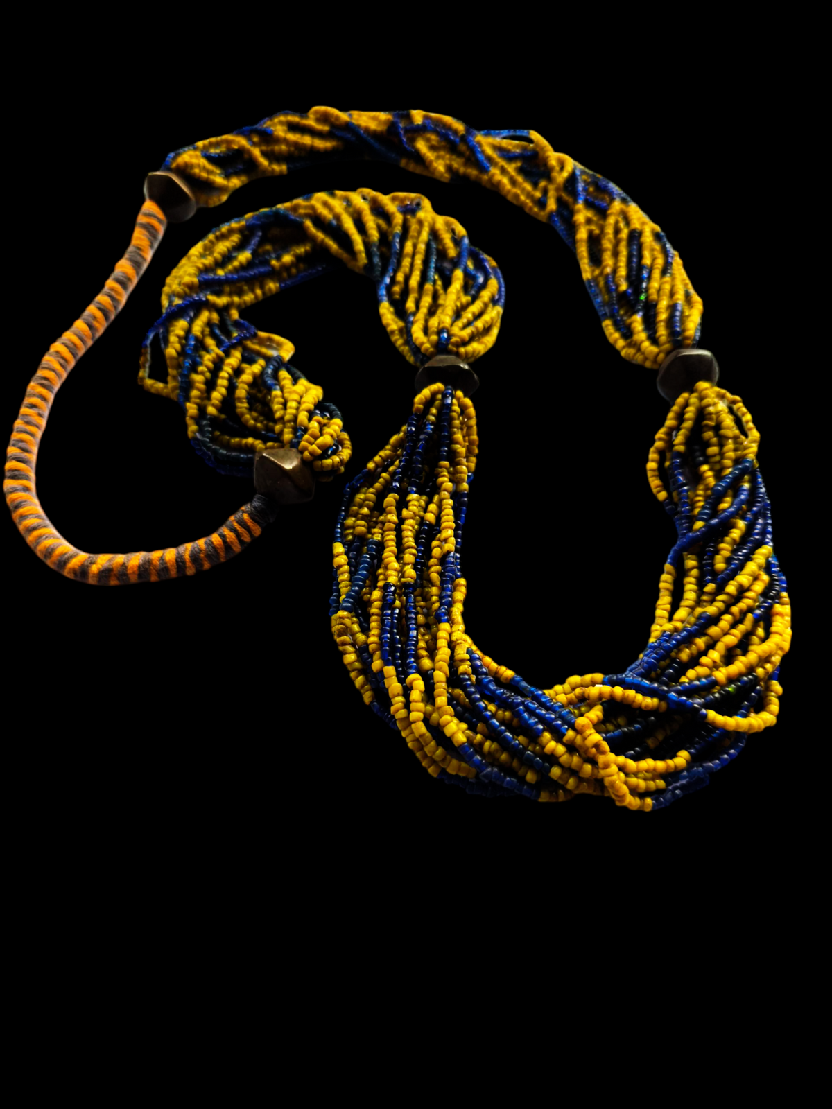 Collar antiguo de la etnia Bonda en Odisha, uno de los grupos étnicos mas antiguos de India. Consta de 16 vueltas de cuentas de vidrio ( probablemente venecianas ) y cuatro piezas de bronce. Longitud 50 cm Peso 250 g Antique tribal necklace from Odisha. Lula Máiz