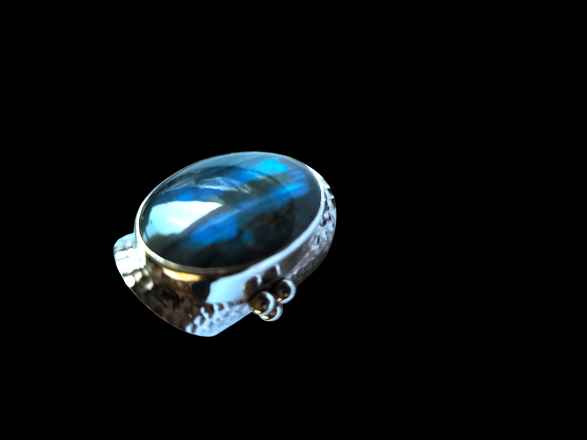 Hammered ring with labradorite