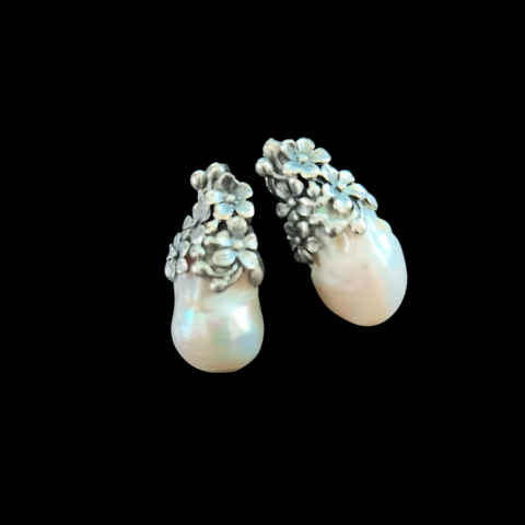 Pendientes artesanales hechos a mano con plata de ley , perlas barrocas y cierre omega. Decoración floral. Longitud 3 cm Ancho 1´5 cm Peso 17 g  Earrings hand made with sterling silver and pearls. Lula Máiz