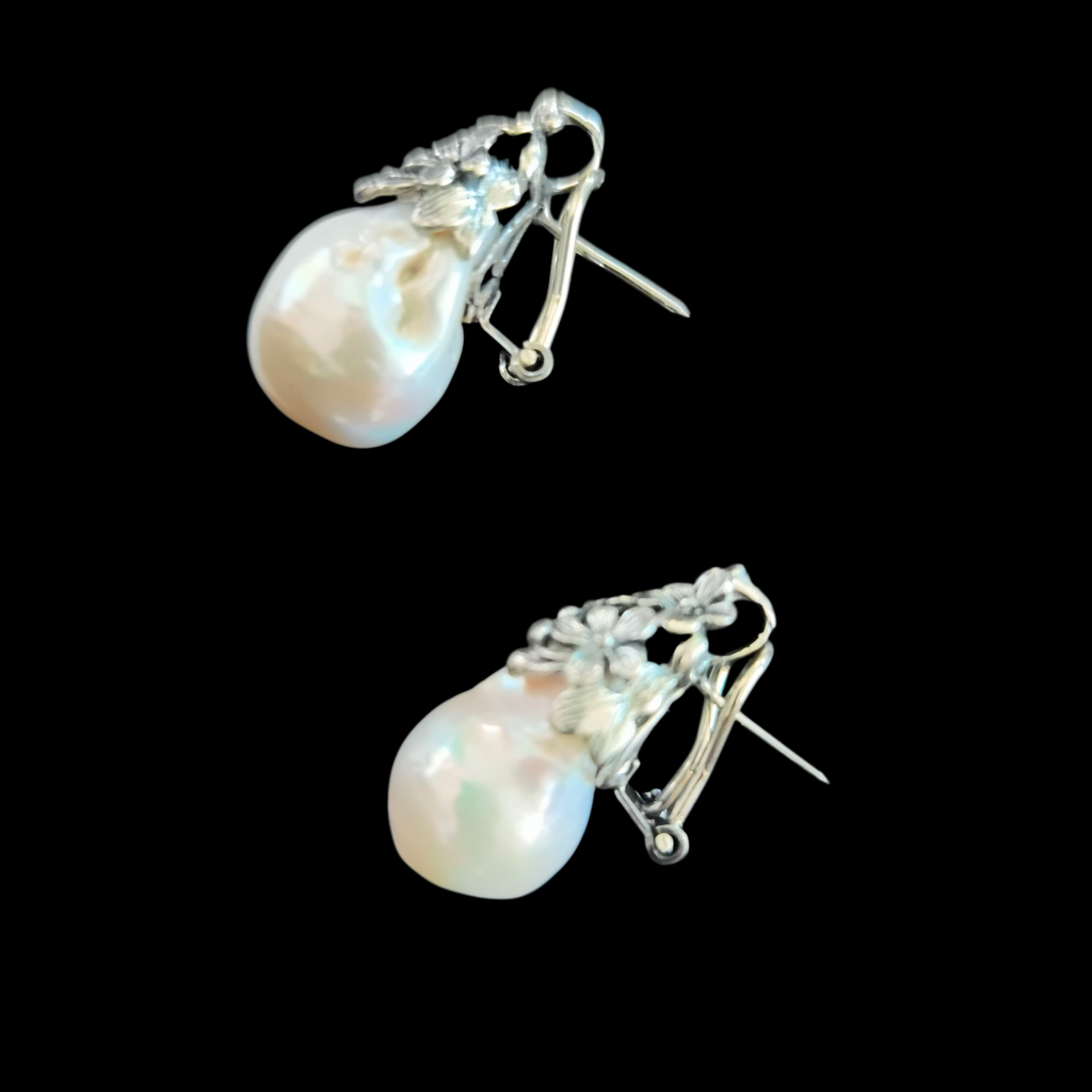 Pendientes artesanales hechos a mano con plata de ley , perlas barrocas y cierre omega. Decoración floral. Longitud 3 cm Ancho 1´5 cm Peso 17 g  Earrings hand made with sterling silver and pearls. Lula Máiz