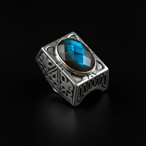 Anillo artesanal hecho a mano con plata de ley y labradorita facetada. Tamaño 17 Peso 30 g Tamaño labradorita 25 mm x 20 mm Ring XXL hand made with silver and labradorite. Lula Máiz