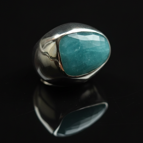 Anillo artesanal hecho a mano con plata de ley y aguamarina facetada de gran tamaño y calidad. Pieza única de Lula Máiz Tamaño 20 Peso 37 g Medidas aguamarina 30 mm x 20 mm Ring hand made with silver and aquamarine. Lula Máiz
