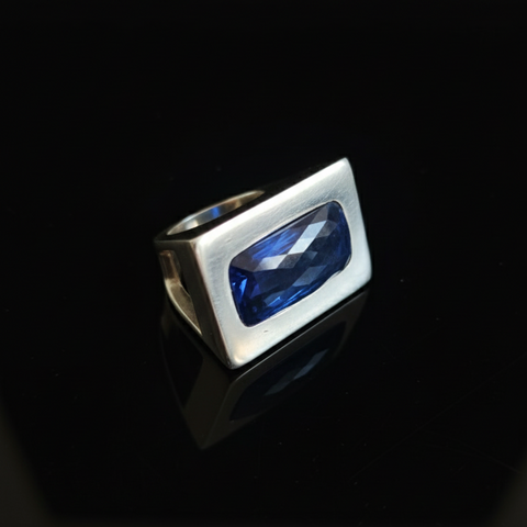 Anillo artesanal hecho a mano con plata de ley y cianita facetada. Medidas top 35 mm x 22 mm Peso 33 g Ring hand made with silver and cut kyanite. Lula Máiz