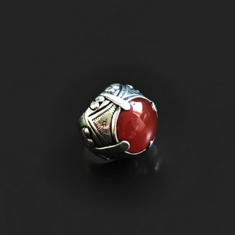 Anillo artesanal hecho a mano con plata de ley y cabujón de ágata cornalina. Tamaño 19 Peso 28 g Diámetro ágata 24 mm Ring hand made with silver and carnelian agate. Lula Máiz