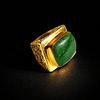 Anel dourado com padrão jali e pedra cabochão