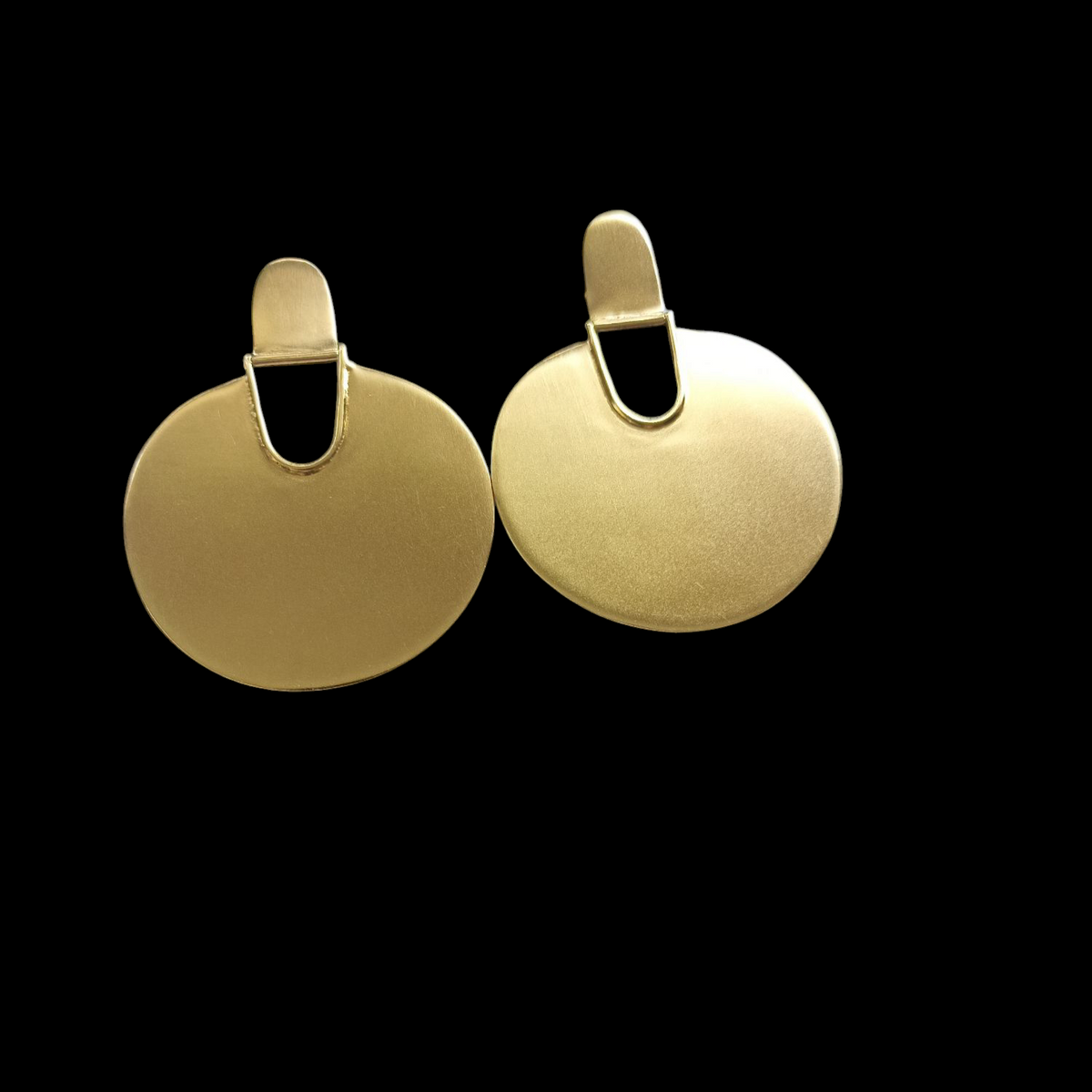 Pendientes artesanales hechos a mano con plata de ley. Las piezas circulares alternan terminado pulido y terminado mateado. El cierre es de presión con mariposa en la parte posterior. Longitud 6´5 cm Peso 10 gr Hand made dangle earrings. Lula Máiz
