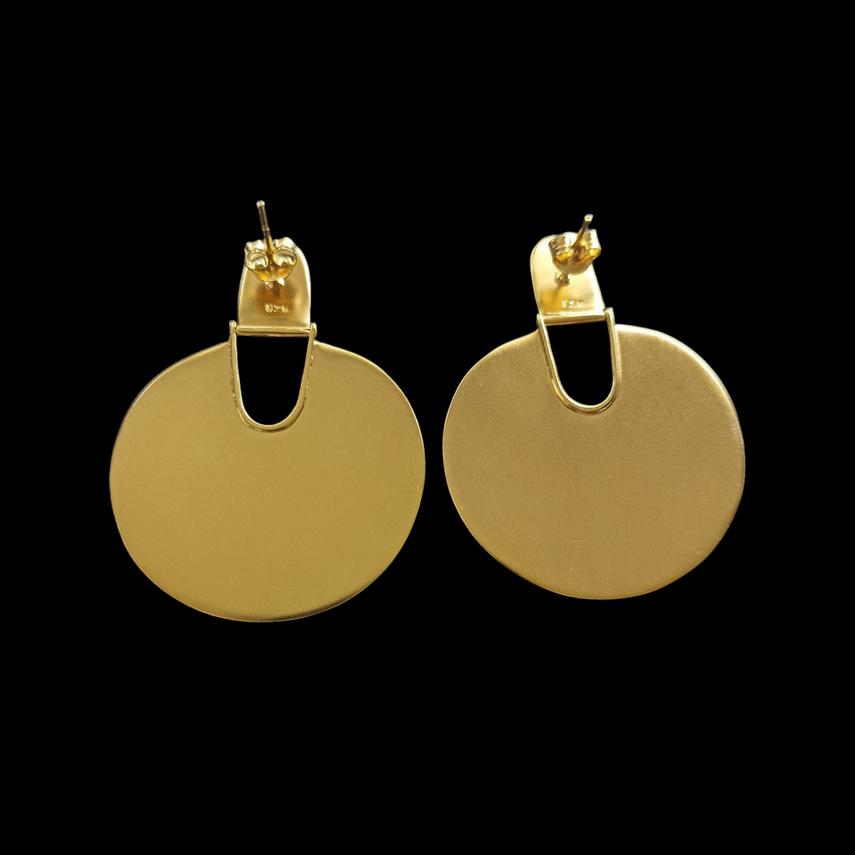 Pendientes artesanales hechos a mano con plata de ley. Las piezas circulares alternan terminado pulido y terminado mateado. El cierre es de presión con mariposa en la parte posterior. Longitud 6´5 cm Peso 10 gr Hand made dangle earrings. Lula Máiz