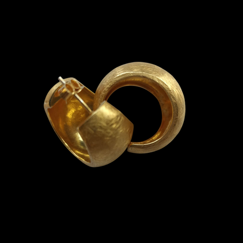 Pendientes artesanales hechos a mano con plata de ley , baño de oro mateado terminado arena, y cierre de presión con mariposa. Diámetro 2 cm Ancho 2 cm Peso 12 gr Lula Máiz