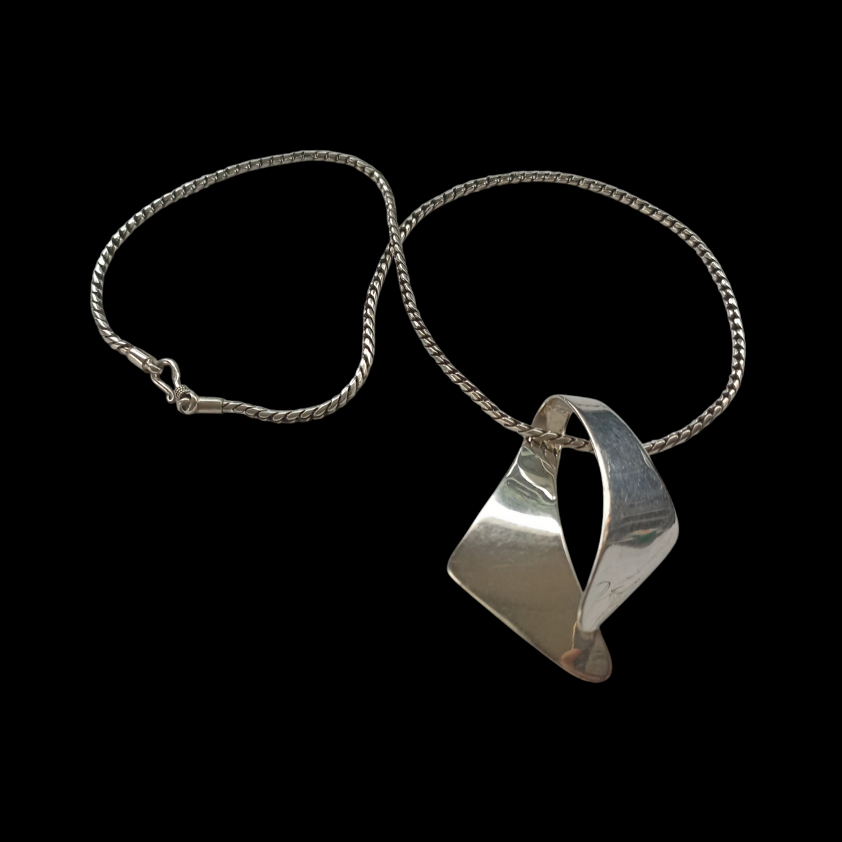 Colgante artesanal de diseño contemporáneo hecho a mano con plata de ley. La cadena es también artesanal de plata de ley. Medidas colgante 6 cm x 4´5 cm / Peso colgante 15 g Longitud cadena 50 cm/ Peso cadena 20 g Pendant hand made with sterling silver. Lula Máiz