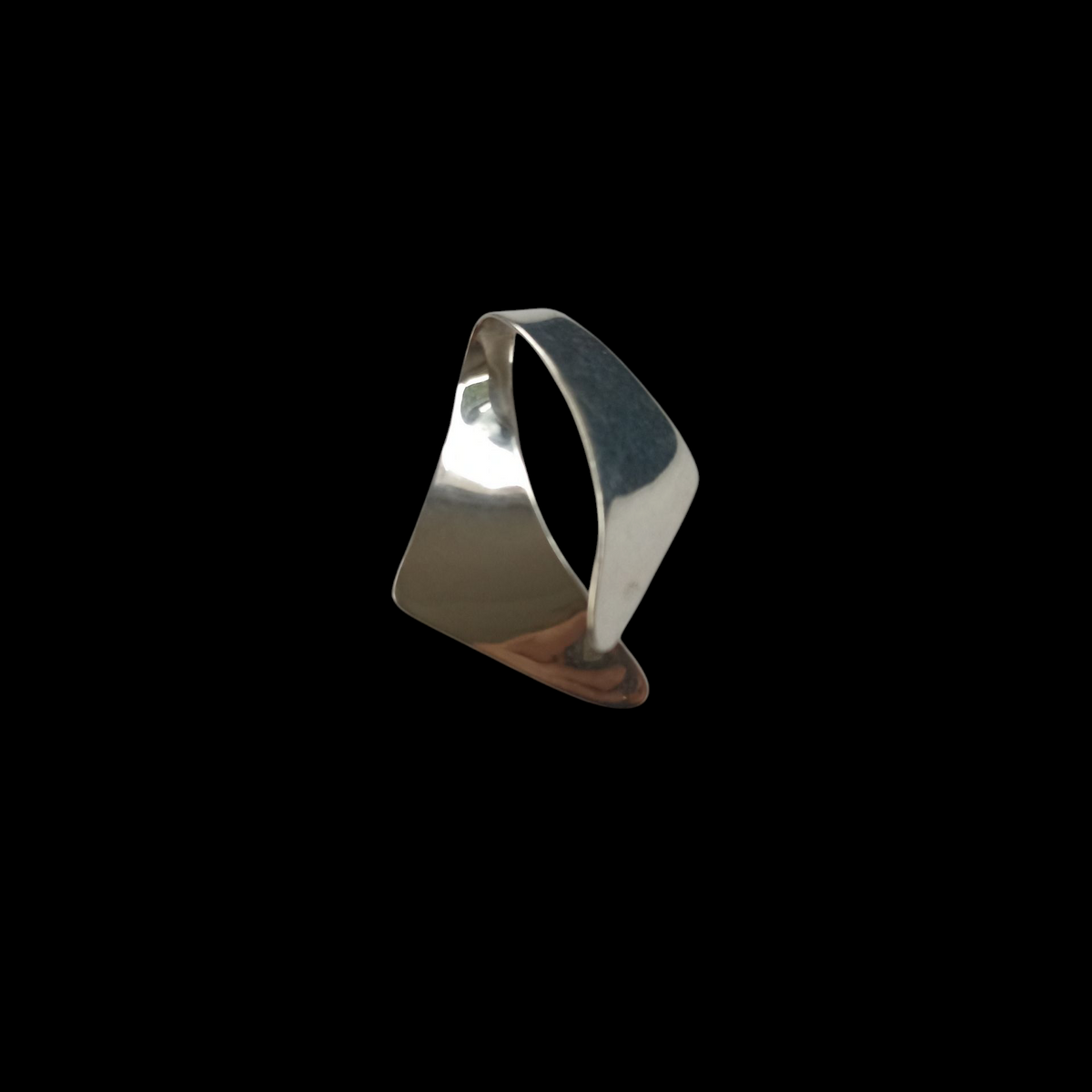Colgante artesanal de diseño contemporáneo hecho a mano con plata de ley. La cadena es también artesanal de plata de ley. Medidas colgante 6 cm x 4´5 cm / Peso colgante 15 g Longitud cadena 50 cm/ Peso cadena 20 g Pendant hand made with sterling silver. Lula Máiz