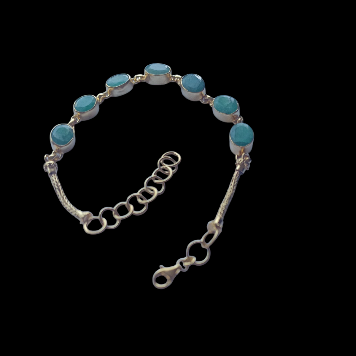 Flexible bracelet with emeralds