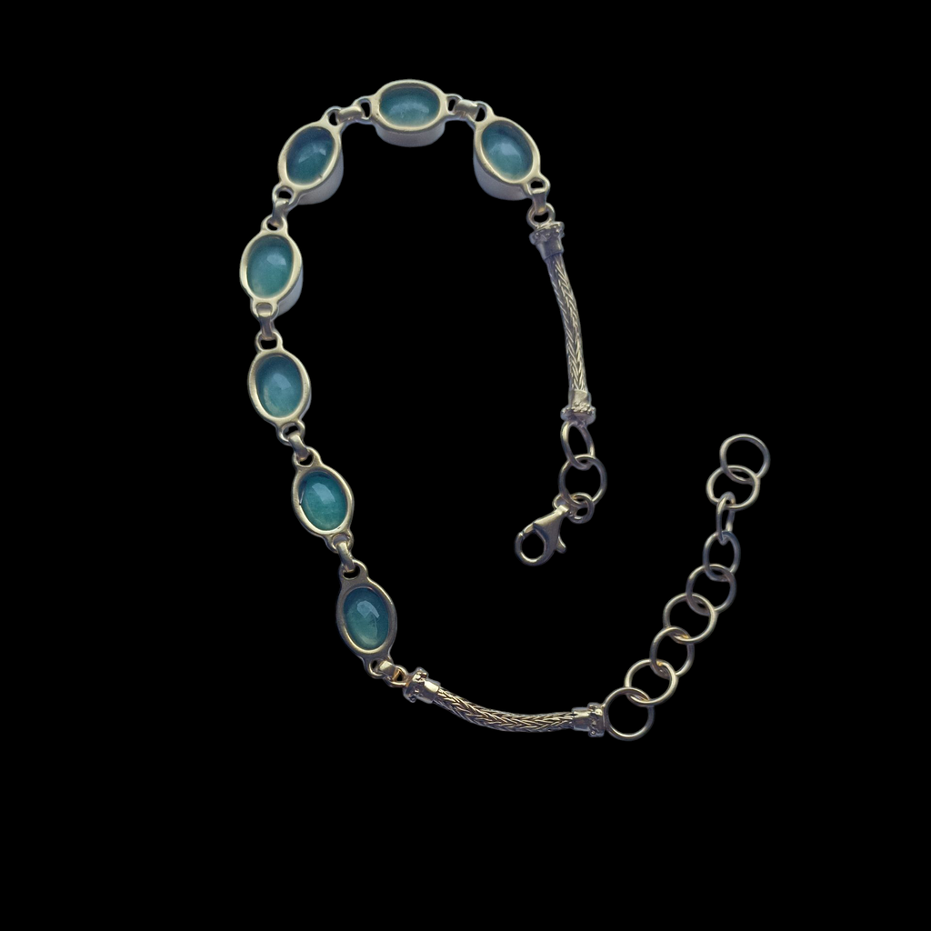 Flexible bracelet with emeralds