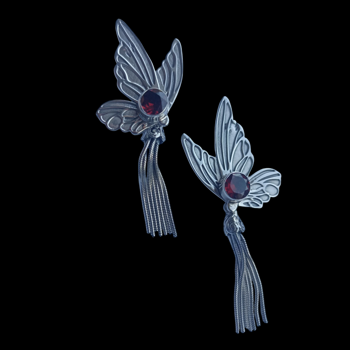 Pendientes artesanales hechos a mano con plata de ley y piedra natural facetada, y forma de mariposa. Longitud 5 cm Peso 11 g Butterfly earrings hand made with sterling silver. Lula Máiz